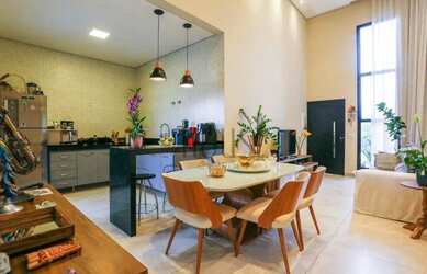 Imagem: A casa em condomínio possui 3 Dormitórios, 3 Banheiros, 4