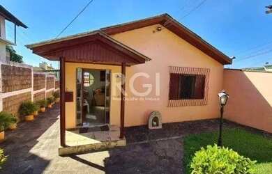 Imagem: A casa possui 4 Dormitórios, 3 Banheiros, 1 Vaga na garagem