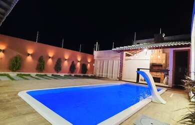 Imagem: A casa possui 5 Dormitórios, Acomodam 15 pessoas, 2 Vagas na