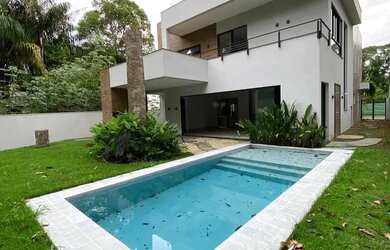 Imagem: A casa em condomínio à venda possui 4 Dormitórios, 4 Banheiros