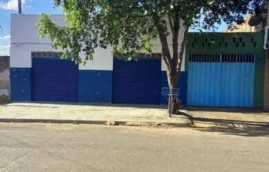 Imagem: A casa possui 2 Dormitórios, 1 Banheiro, 4 Vagas na garagem