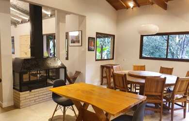 Imagem: A casa possui 3 Dormitórios, 2 Banheiros, 5 Vagas na garagem