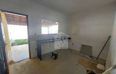 Imagem: A casa possui 3 Dormitórios, 2 Banheiros, 1 Vaga na garagem