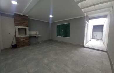 Imagem: A casa possui 3 Dormitórios, 3 Banheiros, 2 Vagas na garagem