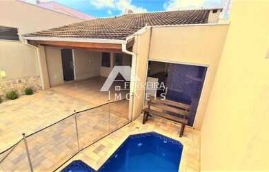 Imagem: A casa possui 3 Dormitórios, 3 Banheiros, 4 Vagas na garagem