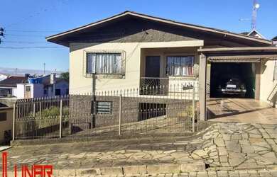 Imagem: A casa possui 3 Dormitórios, 1 Banheiro, 1 Vaga na garagem