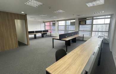 Imagem: O depósito possui 3 Vagas na garagem, 216m² de Área e está