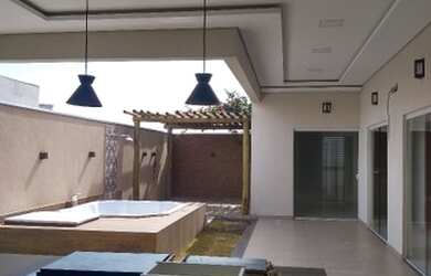 Imagem: A casa em condomínio possui 4 Dormitórios, 4 Banheiros, 10m²