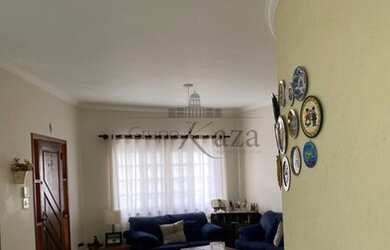 Imagem: A casa possui 3 Dormitórios, 3 Banheiros, 3 Vagas na garagem