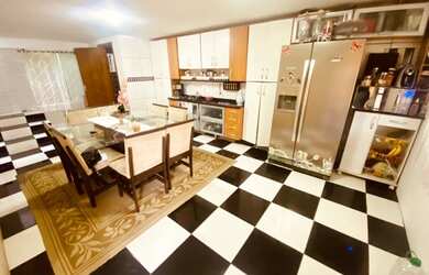 Imagem: A casa possui 5 Dormitórios, 5 Banheiros, 3 Vagas na garagem