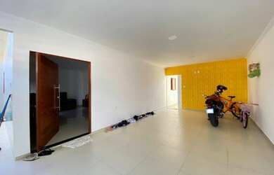 Imagem: A casa possui 3 Dormitórios, 1 Banheiro, 2 Vagas na garagem