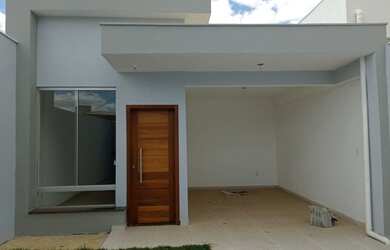 Imagem: A casa possui 3 Dormitórios, 1 Banheiro, 2 Vagas na garagem