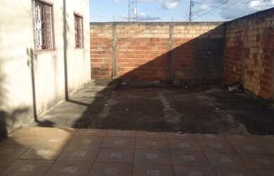 Imagem: A casa possui 3 Dormitórios, 1 Banheiro, 3 Vagas na garagem