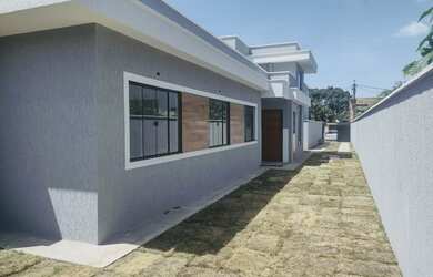 Imagem: A casa possui 3 Dormitórios, 2 Banheiros, 5 Vagas na garagem