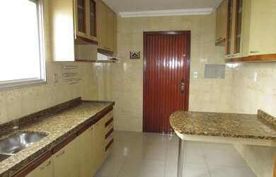 Imagem: O apartamento possui 3 Dormitórios, 1 Banheiro, 2 Vagas na