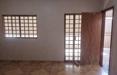 Imagem: A casa e possui 3 Dormitórios, Suítes, 2 Banheiros, 1 Vaga