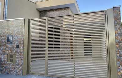 Imagem: A casa possui 3 Dormitórios, 2 Banheiros, 2 Vagas na garagem