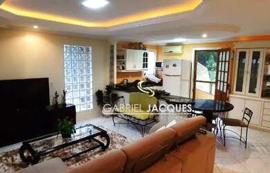 Imagem: A casa possui 3 Dormitórios, 3 Banheiros, 3 Vagas na garagem