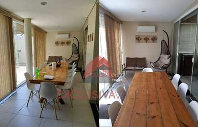 Imagem: A casa em condomínio possui 4 Dormitórios, 4 Banheiros, 4