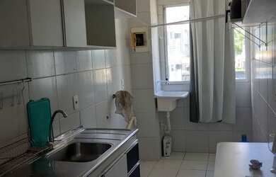 Imagem: O apartamento possui 2 Dormitórios, 1 Banheiro, 1 Vaga na garagem