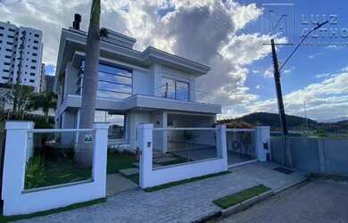 Imagem: A casa possui 4 Dormitórios, 3 Banheiros, 2 Vagas na garagem