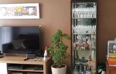 Imagem: O apartamento possui 2 Dormitórios, 1 Banheiro, 1 Vaga na garagem