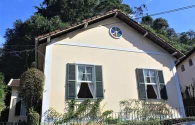 Imagem: A casa possui 3 Dormitórios, 3 Banheiros, 3 Vagas na garagem