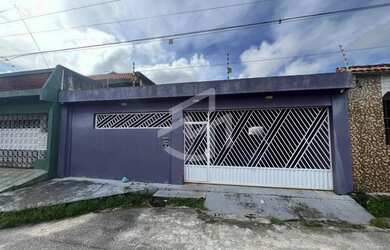 Imagem: A casa possui 3 Dormitórios, 2 Banheiros, 3 Vagas na garagem