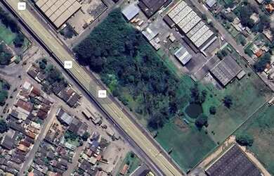 Imagem: O terreno possui 32.000m² de Área e está localizado em Três