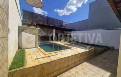 Imagem: A casa possui 3 Dormitórios, 3 Banheiros, 2 Vagas na garagem