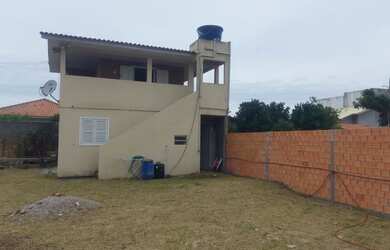 Imagem: A casa possui 2 Dormitórios, 1 Banheiro, 2 Vagas na garagem