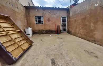 Imagem: A casa possui 2 Dormitórios, 1 Banheiro, 2 Vagas na garagem