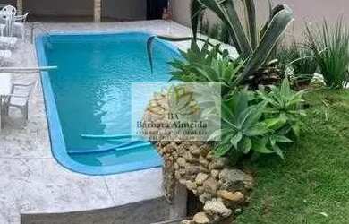 Imagem: A casa possui 4 Dormitórios, 1 Banheiro, 2 Vagas na garagem