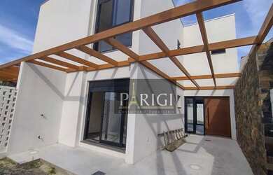 Imagem: A casa possui 4 Dormitórios, 3 Banheiros, 1 Vaga na garagem