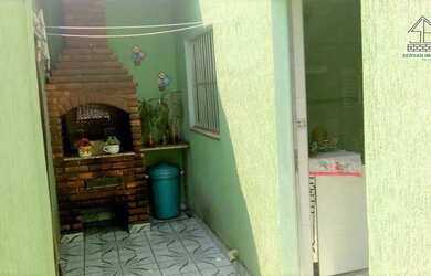 Imagem: A casa possui 3 Dormitórios, 1 Banheiro, 2 Vagas na garagem