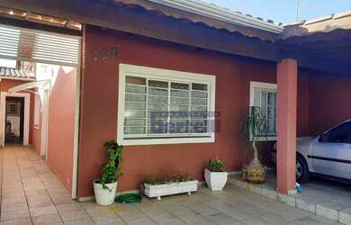 Imagem: A casa possui 3 Dormitórios, 3 Banheiros, 2 Vagas na garagem