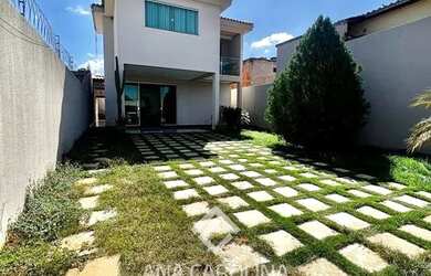 Imagem: A casa possui 3 Dormitórios, 2 Banheiros, 2 Vagas na garagem