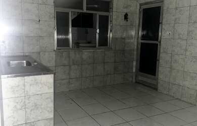 Imagem: A casa possui 1 Dormitório, 1 Banheiro, 1 Vaga na garagem e