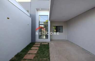 Imagem: A casa possui 3 Dormitórios, 2 Banheiros, 2 Vagas na garagem