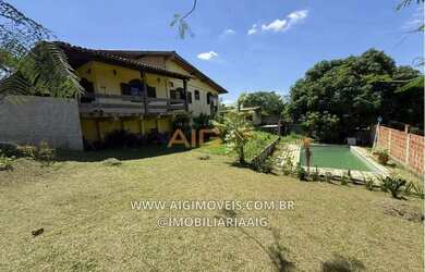 Imagem: A casa possui 4 Dormitórios, 2 Banheiros, 1 Vaga na garagem