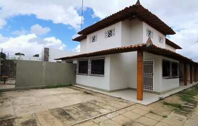 Imagem: A casa possui 5 Dormitórios, 5 Banheiros, 3 Vagas na garagem