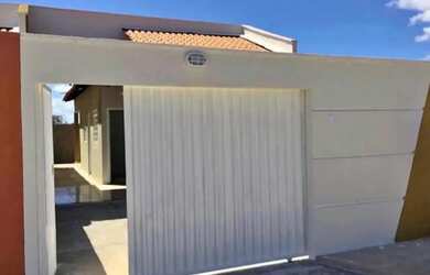 Imagem: A casa possui 2 Dormitórios, 2 Banheiros, 2 Vagas na garagem