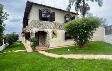 Imagem: A casa possui 4 Dormitórios, 3 Banheiros, 3 Vagas na garagem