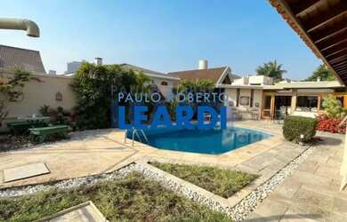 Imagem: A casa em condomínio possui 5 Dormitórios, 5 Banheiros, 5