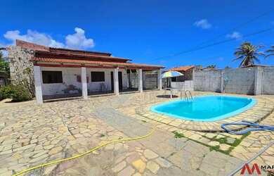 Imagem: A casa possui 3 Dormitórios, 2 Banheiros, 4 Vagas na garagem