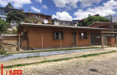 Imagem: A casa possui 3 Dormitórios, 1 Banheiro, 1 Vaga na garagem