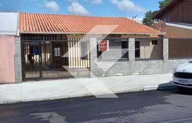 Imagem: A casa possui 4 Dormitórios, 3 Banheiros, 2 Vagas na garagem