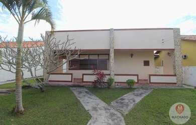 Imagem: A casa possui 3 Dormitórios, 2 Banheiros, 3 Vagas na garagem