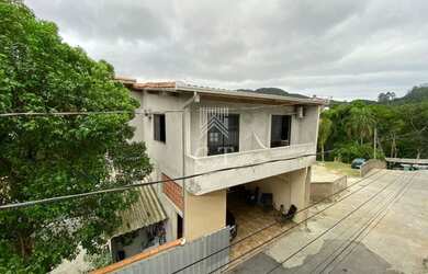 Imagem: A casa possui 3 Dormitórios, 2 Banheiros, 2 Vagas na garagem