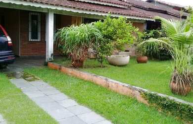 Imagem: A casa possui 3 Dormitórios, 2 Banheiros, 3 Vagas na garagem